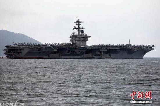 图为当地时间3月5日，美国海军“罗斯福”号（cvn-71）进入越南岘港。