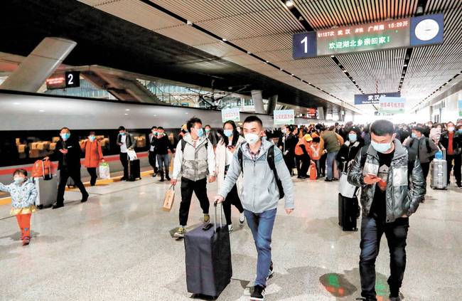 武汉铁路客运恢复到站业务首日，6万多人到达