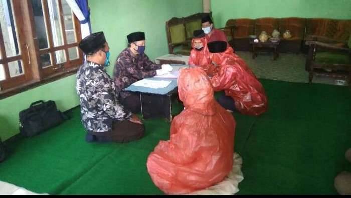 疫情期间 印尼一对新人穿塑料雨衣结婚