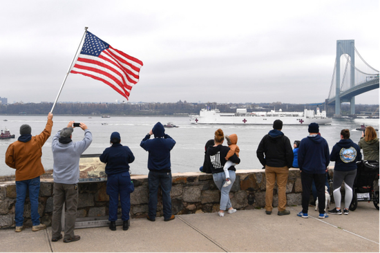 纽约人“组团”围观海军医疗船靠港，被警察驱散