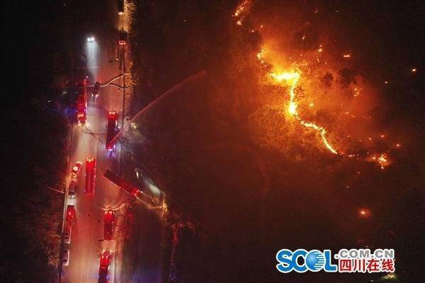 西昌南线山火蔓延 火线约5公里 共千余人参与扑救
