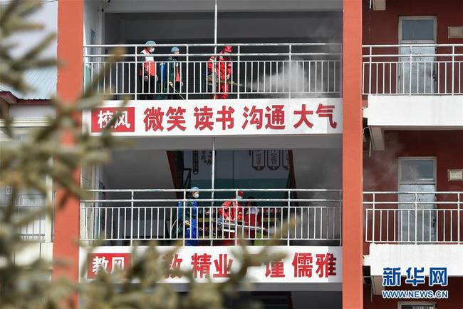 3月29日，工作人员对武川县第三中学的楼道进行消杀。