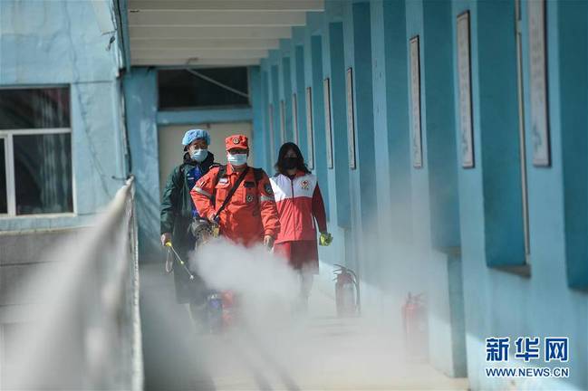 3月29日，工作人员对武川县第二中学的楼道进行消杀。