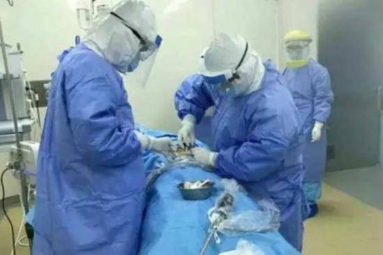 身穿防护服的医生们在做手术。受访者供图