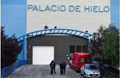 马德里一处溜冰场变临时停尸房。