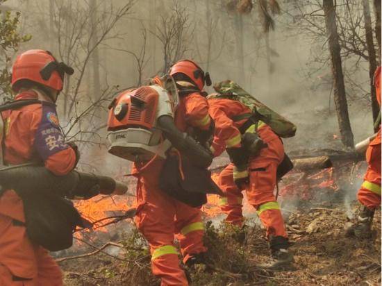  上图：四川木里火场。来源：应急管理部森林消防局