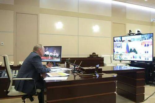 普京与俄政府成员举行视频会议
