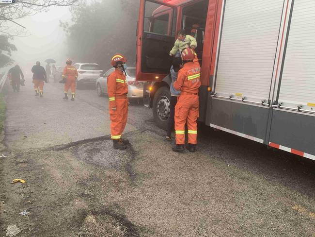 广西桂林4人登山遇暴雨被困山顶 消防冒雨救援