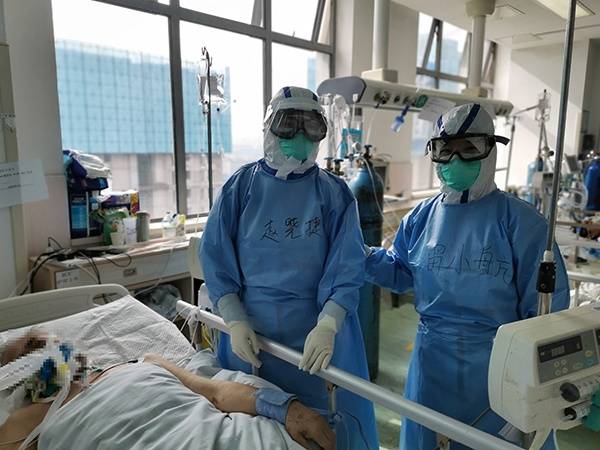 雷小航（右一）与队友看望病人 受访者提供